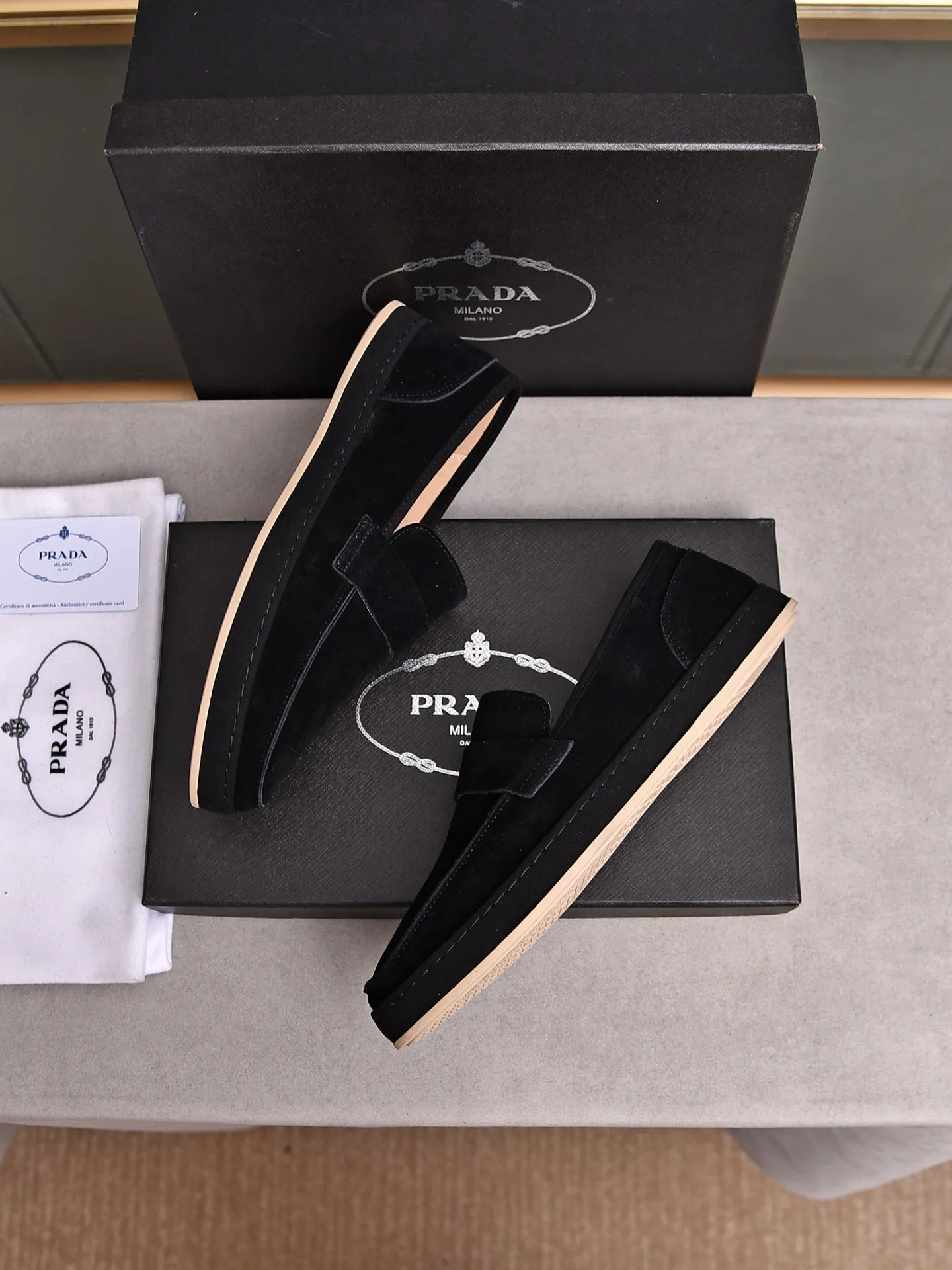 👟👟👟Men's Shoes💰P420 🆕🔥New Updates🔥👟PRADA (Prada) new products are released, imported soft cowhide, fashionable to allow air to penetrate the entire shoe, and the awesome shoes [strong] bring an extremely comfortable and breathable feeling! Beautiful inside and out! Exquisite workmanship, top-grade cowhide material, 😌Number: 38~44, 3 colors available: black, white and blue.